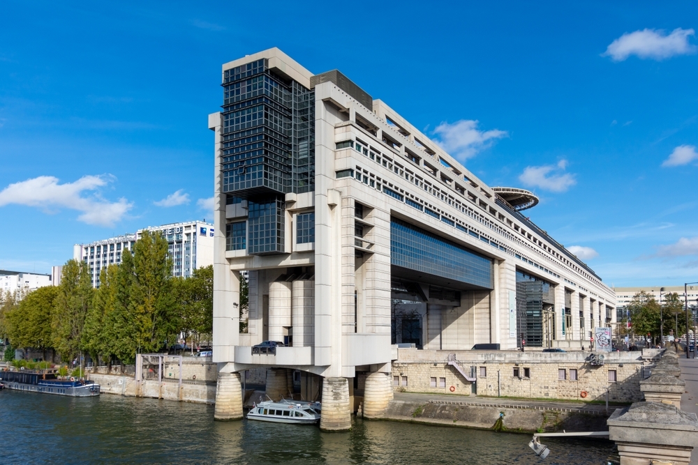 Immeuble du ministère de l’Économie et des Finances à Bercy, symbole des décisions budgétaires et des privatisations envisagées en 2025