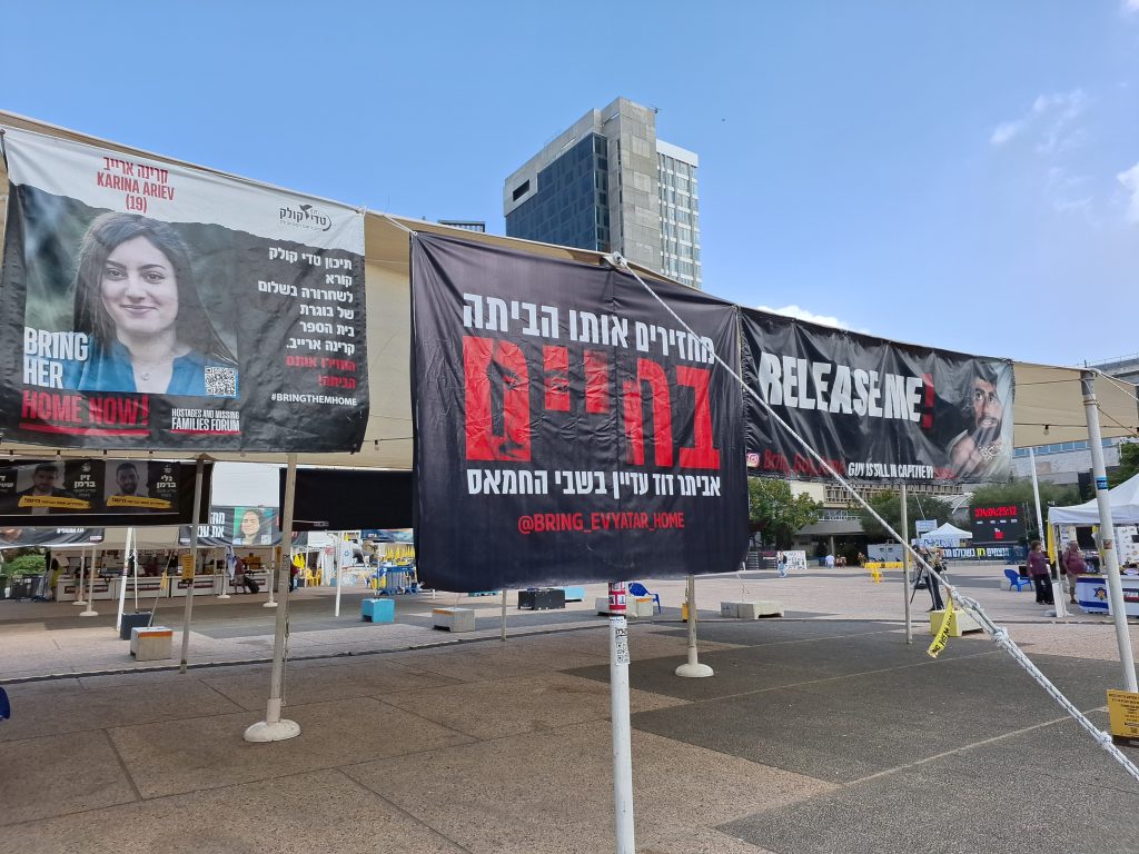 Tel Aviv réclame un accord de paix, le gouvernement répond par de nouvelles frappes