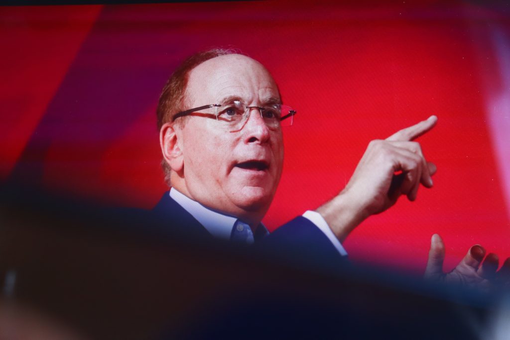 Larry Fink prend la tête du Forum de Davos